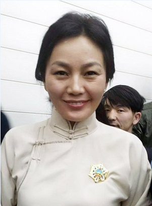 Жүжигчин Р.Анхням Алтангадас одонгоор шагнууллаа